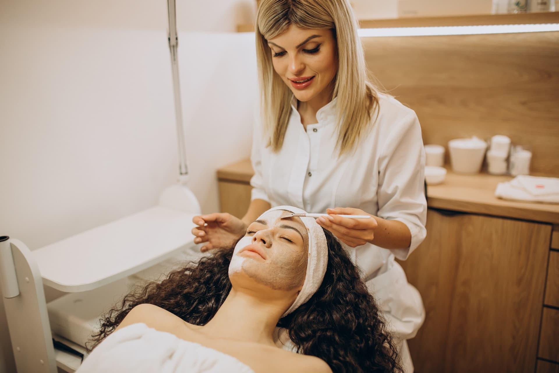 Tratamiento facial en una clínica estética